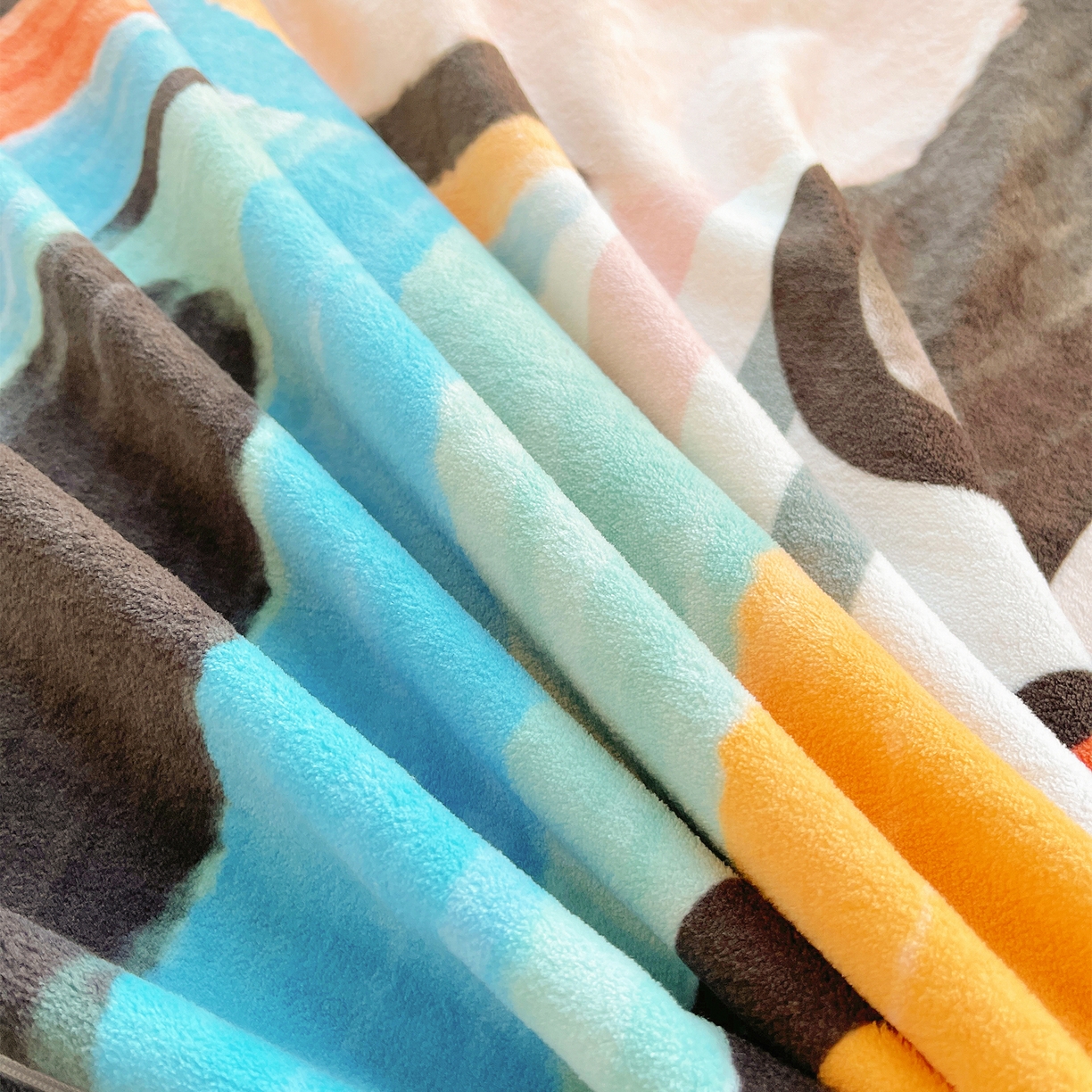 91家纺网 家纺一手货源 找家纺 炫拼家纺 2025新款大版数码印花卡通高克重牛奶绒四件套 乔治汪汪