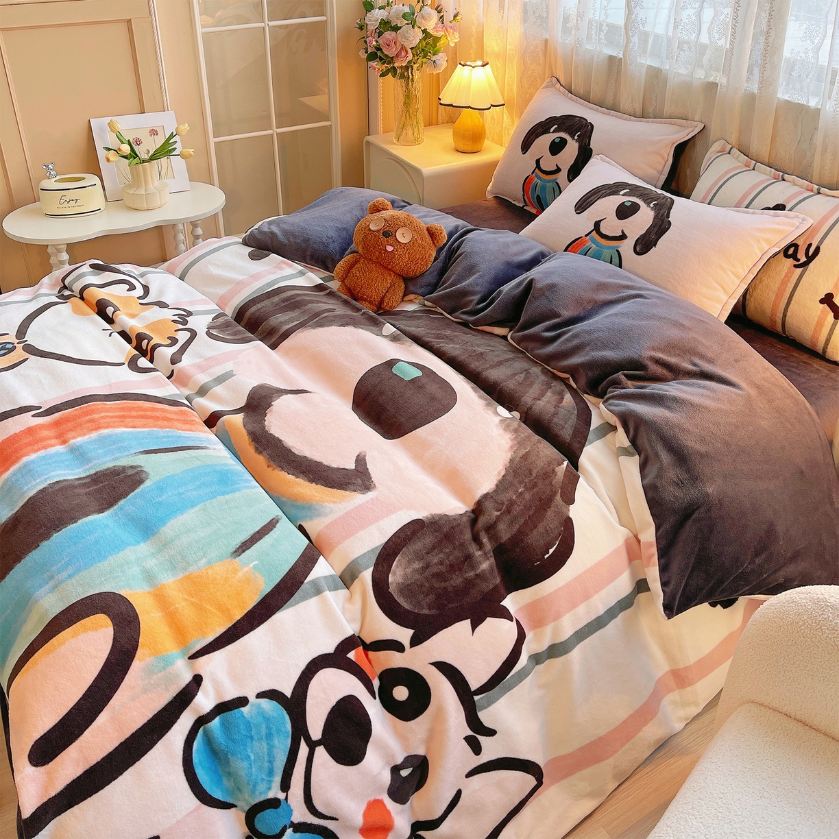 91家纺网 家纺一手货源 找家纺 炫拼家纺 2025新款大版数码印花卡通高克重牛奶绒四件套 乔治汪汪