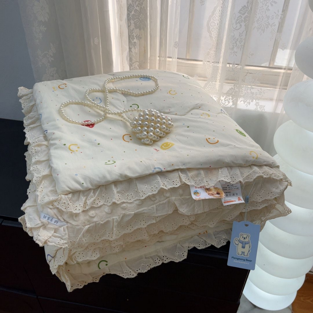 91家纺网 家纺一手货源 找家纺 暖居 2025新款纯棉花边款春秋豆豆被四季通用 笑脸