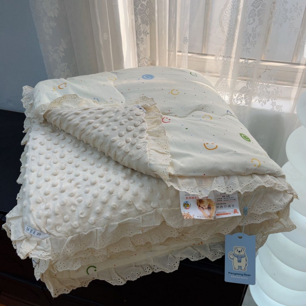 91家纺网 家纺一手货源 找家纺 暖居 2025新款纯棉花边款春秋豆豆被四季通用 笑脸