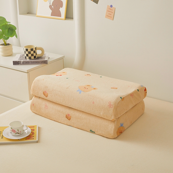 91家纺网 家纺一手货源 找家纺 翎盈家纺 2025新款加厚高克重牛奶绒乳胶枕头套 黄油小熊