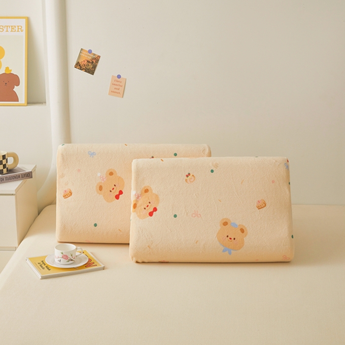 91家纺网 家纺一手货源 找家纺 翎盈家纺 2025新款加厚高克重牛奶绒乳胶枕头套 黄油小熊