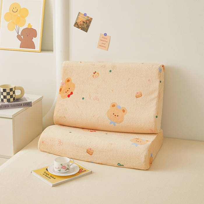 91家纺网 家纺一手货源 找家纺 翎盈家纺 2025新款加厚高克重牛奶绒乳胶枕头套 黄油小熊