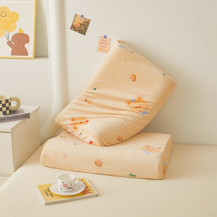 91家纺网 家纺一手货源 找家纺 翎盈家纺 2025新款加厚高克重牛奶绒乳胶枕头套 黄油小熊