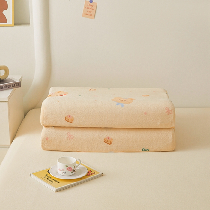 91家纺网 家纺一手货源 找家纺 翎盈家纺 2025新款加厚高克重牛奶绒乳胶枕头套 黄油小熊