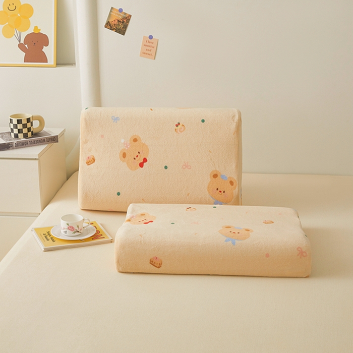 91家纺网 家纺一手货源 找家纺 翎盈家纺 2025新款加厚高克重牛奶绒乳胶枕头套 黄油小熊