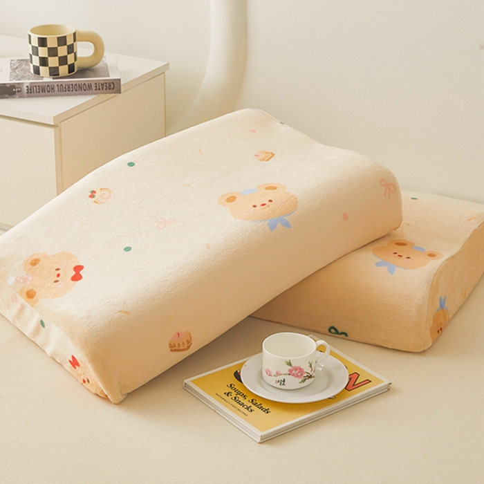 91家纺网 家纺一手货源 找家纺 翎盈家纺 2025新款加厚高克重牛奶绒乳胶枕头套 黄油小熊