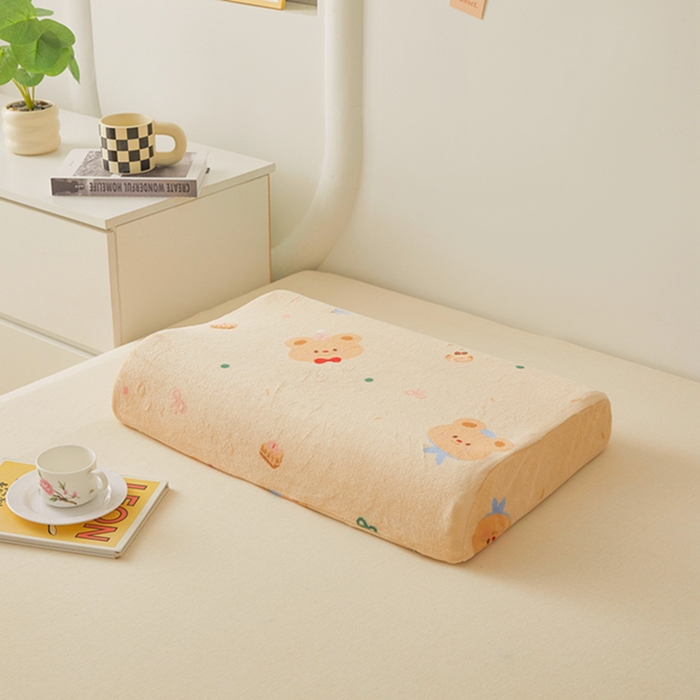 91家纺网 家纺一手货源 找家纺 翎盈家纺 2025新款加厚高克重牛奶绒乳胶枕头套 黄油小熊