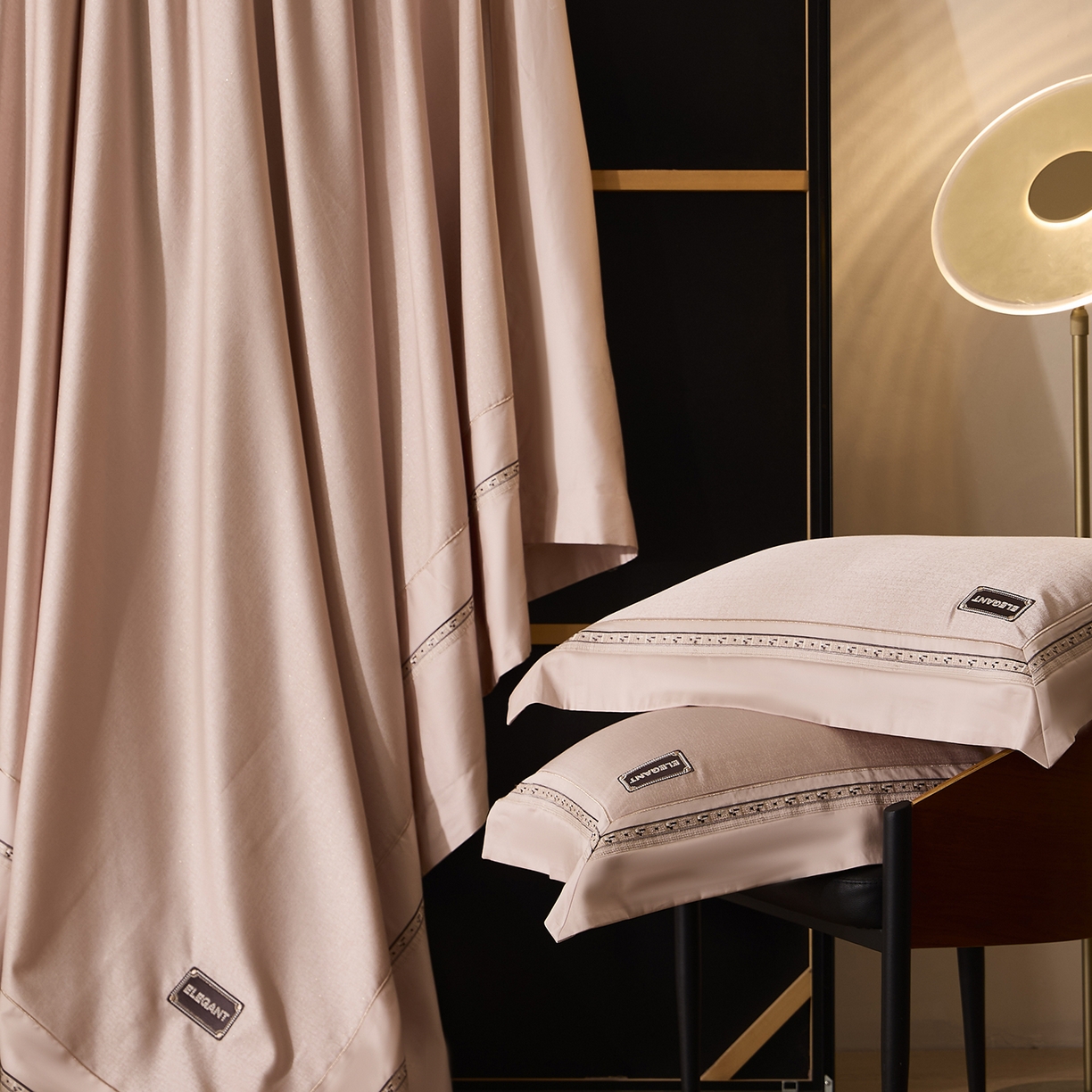 91家纺网 家纺一手货源 找家纺 玖玖爱家纺 2025新款千纱臻品金银丝真丝缎四件套-香奈 香奈-粉金