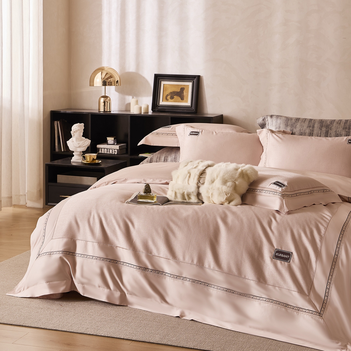 91家纺网 家纺一手货源 找家纺 玖玖爱家纺 2025新款千纱臻品金银丝真丝缎四件套-香奈 香奈-粉金