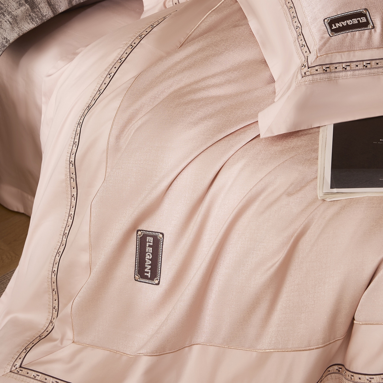 91家纺网 家纺一手货源 找家纺 玖玖爱家纺 2025新款千纱臻品金银丝真丝缎四件套-香奈 香奈-粉金