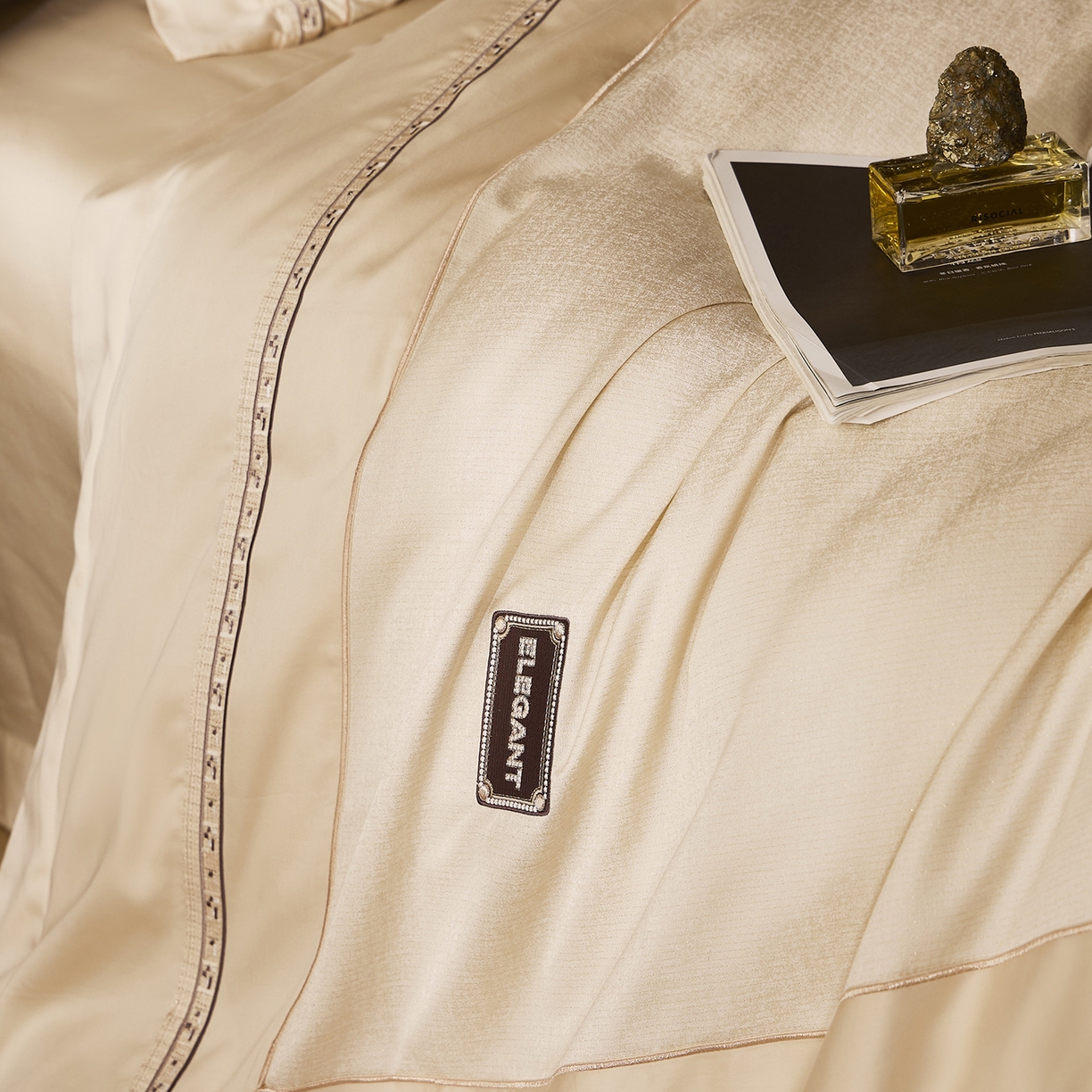 91家纺网 家纺一手货源 找家纺 玖玖爱家纺 2025新款千纱臻品金银丝真丝缎四件套-香奈 香奈-香槟