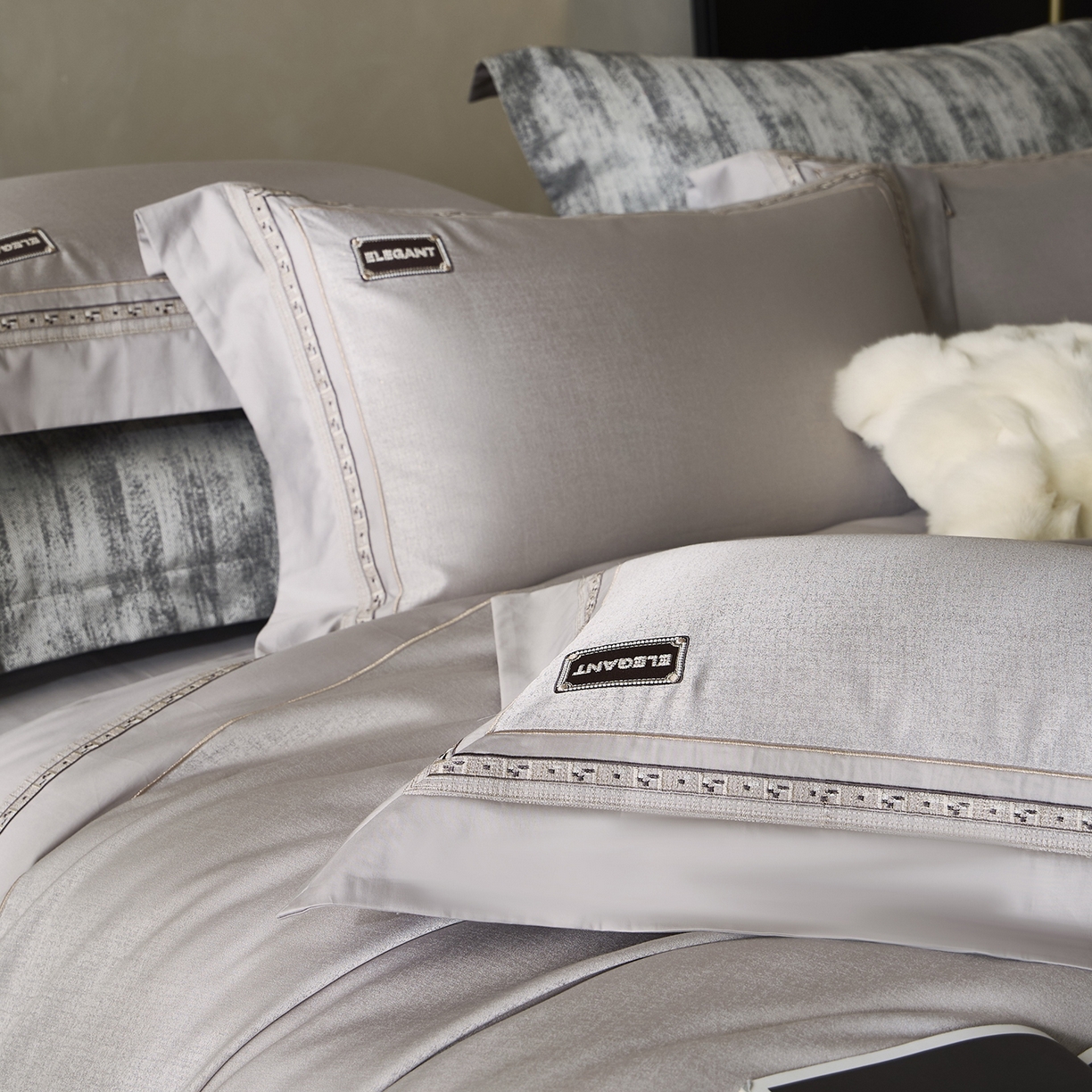 91家纺网 家纺一手货源 找家纺 玖玖爱家纺 2025新款千纱臻品金银丝真丝缎四件套-香奈 香奈-银灰