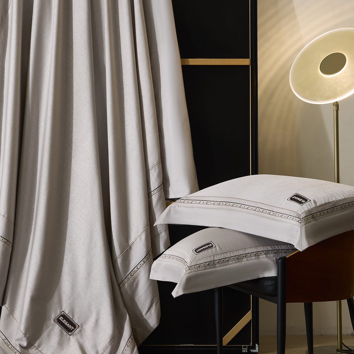 91家纺网 家纺一手货源 找家纺 玖玖爱家纺 2025新款千纱臻品金银丝真丝缎四件套-香奈 香奈-银灰