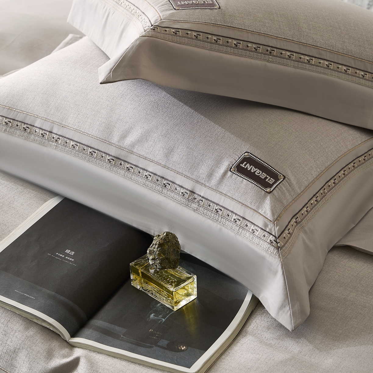 91家纺网 家纺一手货源 找家纺 玖玖爱家纺 2025新款千纱臻品金银丝真丝缎四件套-香奈 香奈-银灰