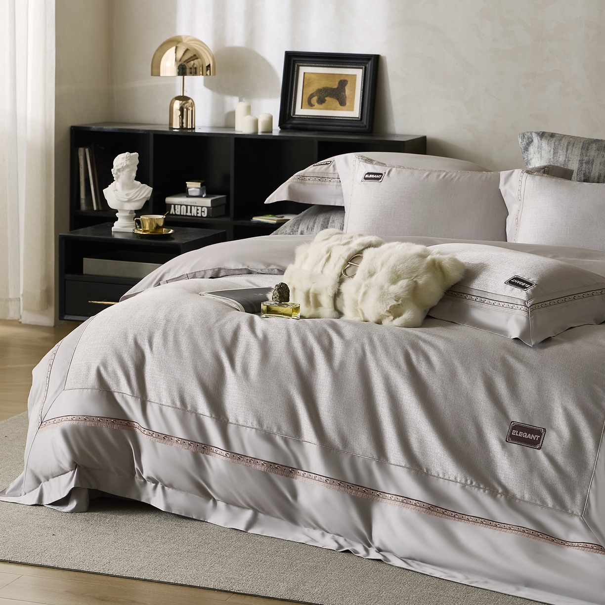 91家纺网 家纺一手货源 找家纺 玖玖爱家纺 2025新款千纱臻品金银丝真丝缎四件套-香奈 香奈-银灰