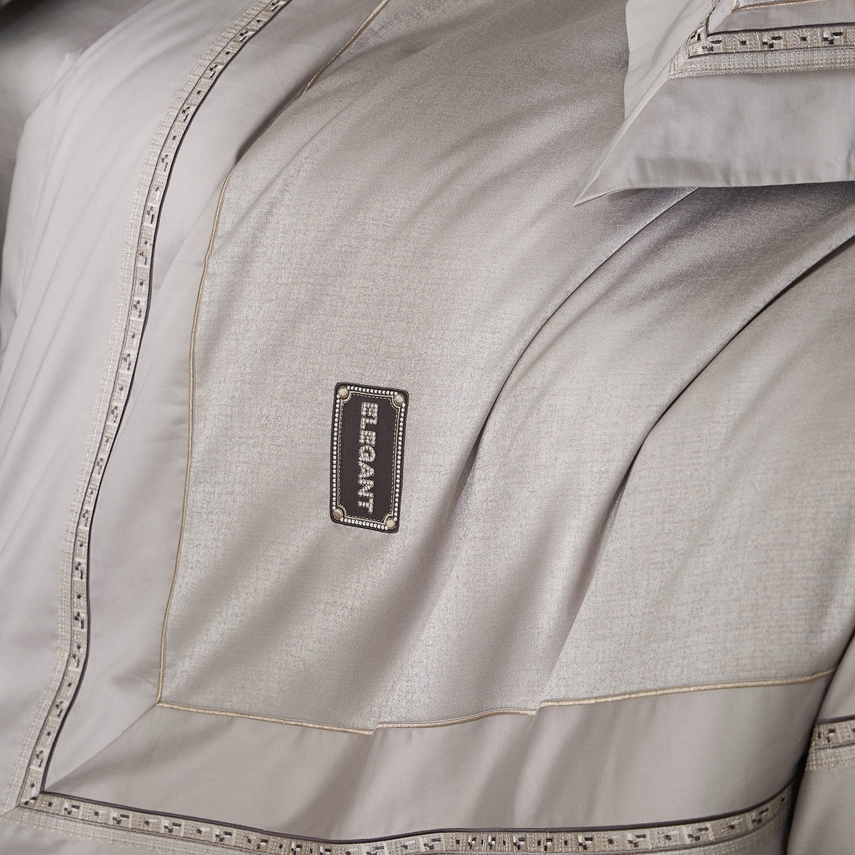 91家纺网 家纺一手货源 找家纺 玖玖爱家纺 2025新款千纱臻品金银丝真丝缎四件套-香奈 香奈-银灰