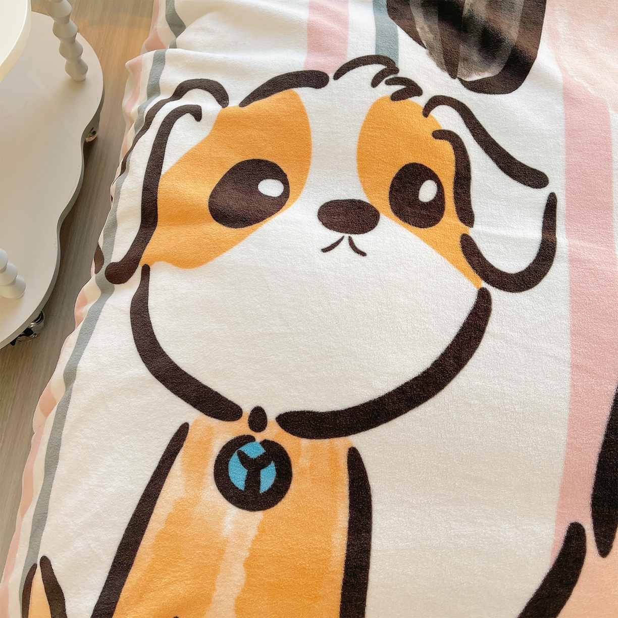 91家纺网 家纺一手货源 找家纺 炫拼家纺 2025新款大版数码印花卡通高克重牛奶绒四件套 乔治汪汪