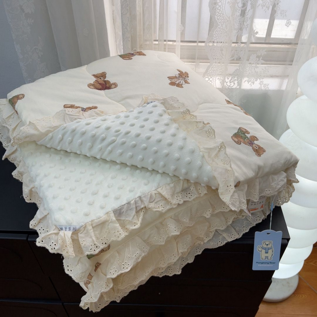 91家纺网 家纺一手货源 找家纺 暖居 2025新款纯棉花边款春秋豆豆被四季通用 熊和兔子