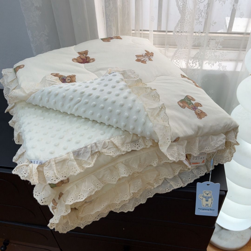 91家纺网 家纺一手货源 找家纺 暖居 2025新款纯棉花边款春秋豆豆被四季通用 熊和兔子