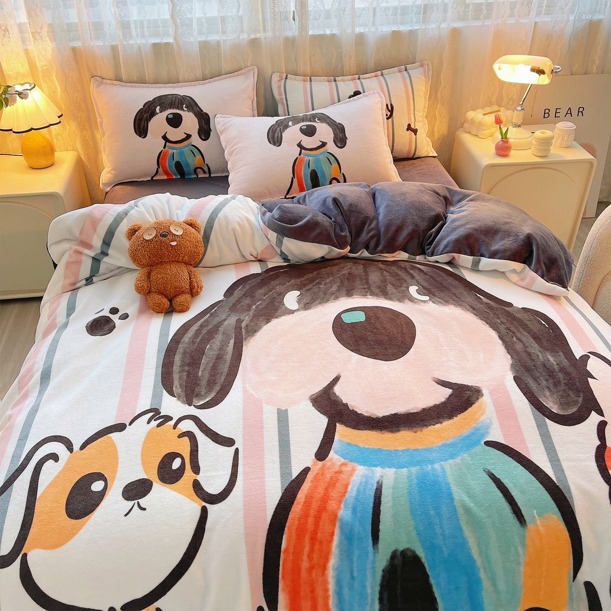 91家纺网 家纺一手货源 找家纺 炫拼家纺 2025新款大版数码印花卡通高克重牛奶绒四件套 乔治汪汪