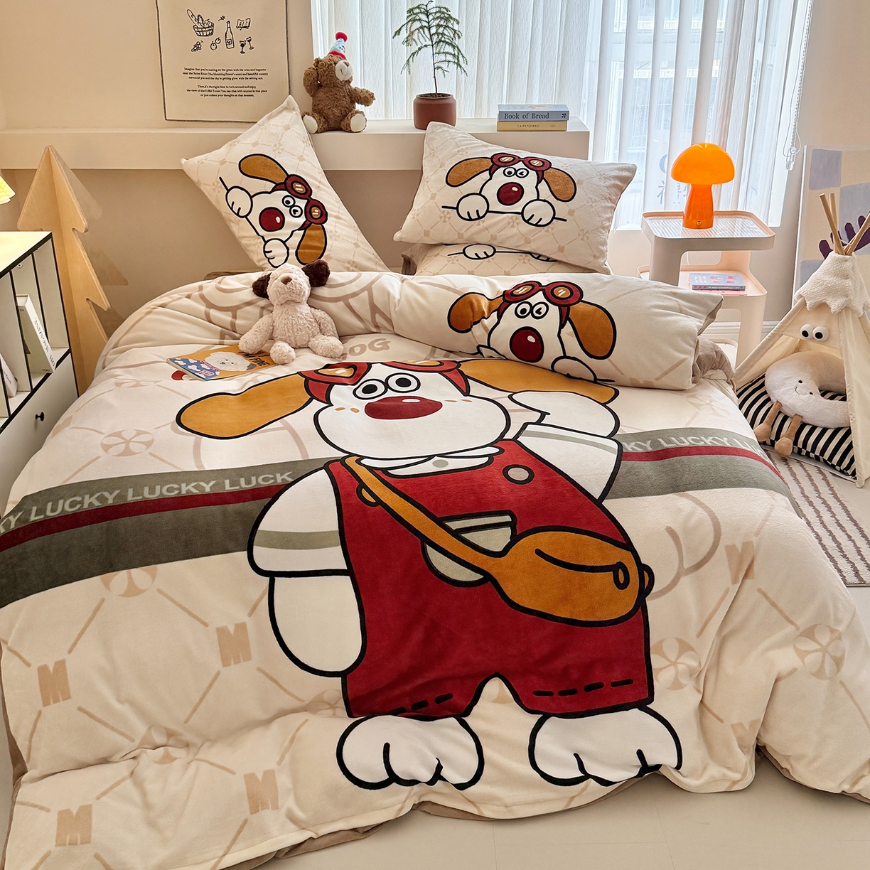 91家纺网 家纺一手货源 找家纺 悦织湾家纺 2025新款大版卡通印花牛奶绒四件套儿童床绒套件学生宿舍单双人床上用品三四件套 敬礼狗狗