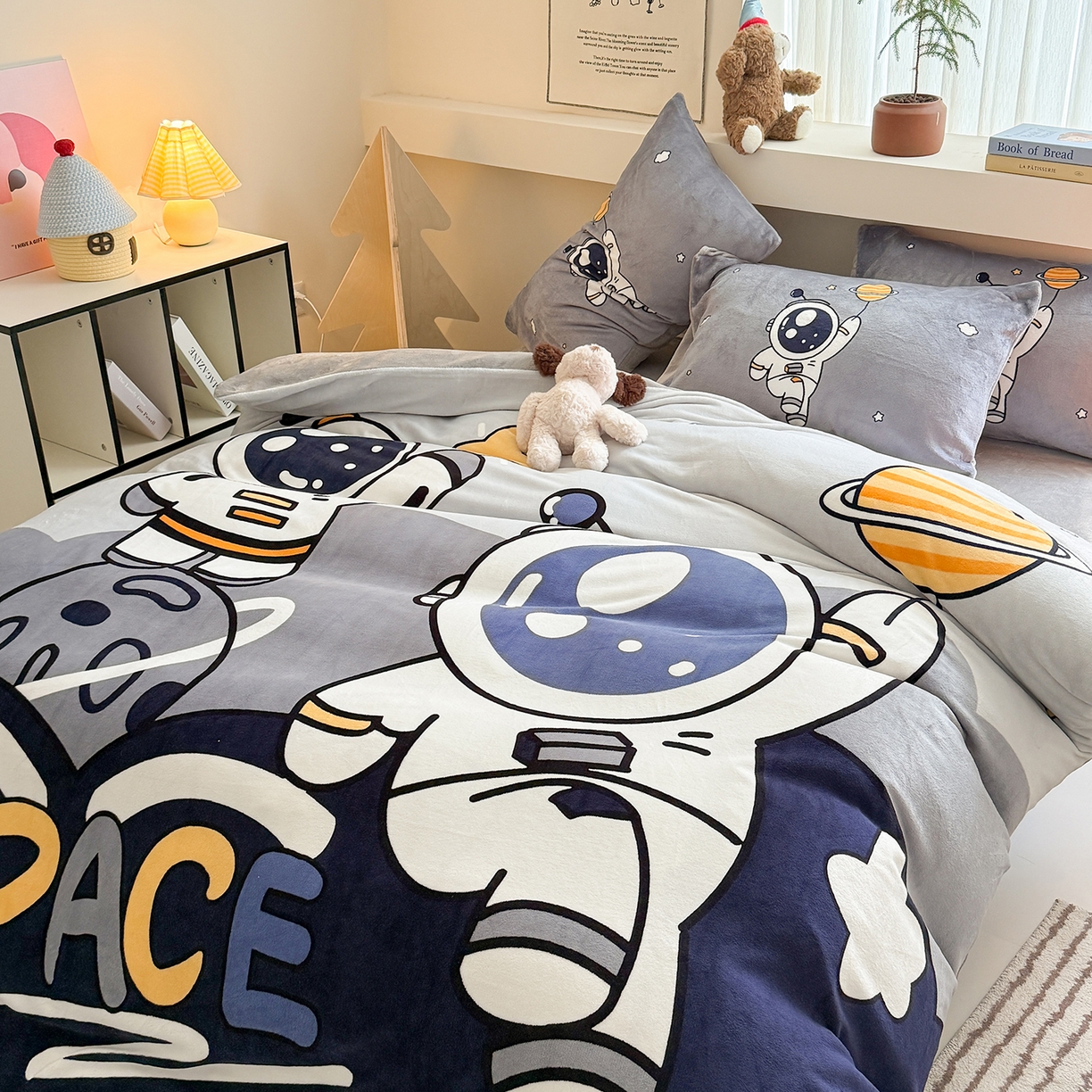 91家纺网 家纺一手货源 找家纺 悦织湾家纺 2025新款大版卡通印花牛奶绒四件套儿童床绒套件学生宿舍单双人床上用品三四件套 遨游太空