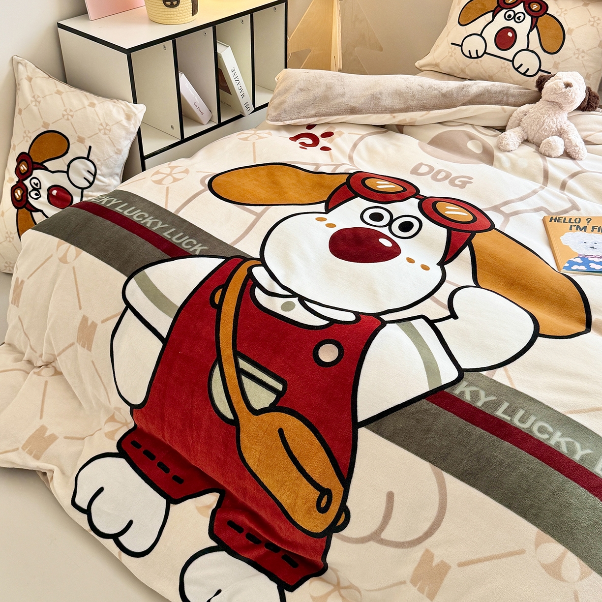 91家纺网 家纺一手货源 找家纺 悦织湾家纺 2025新款大版卡通印花牛奶绒四件套儿童床绒套件学生宿舍单双人床上用品三四件套 敬礼狗狗