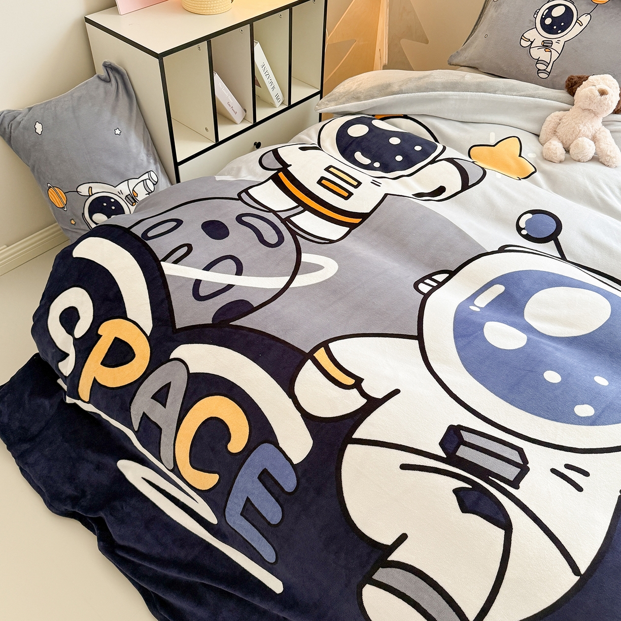 91家纺网 家纺一手货源 找家纺 悦织湾家纺 2025新款大版卡通印花牛奶绒四件套儿童床绒套件学生宿舍单双人床上用品三四件套 遨游太空