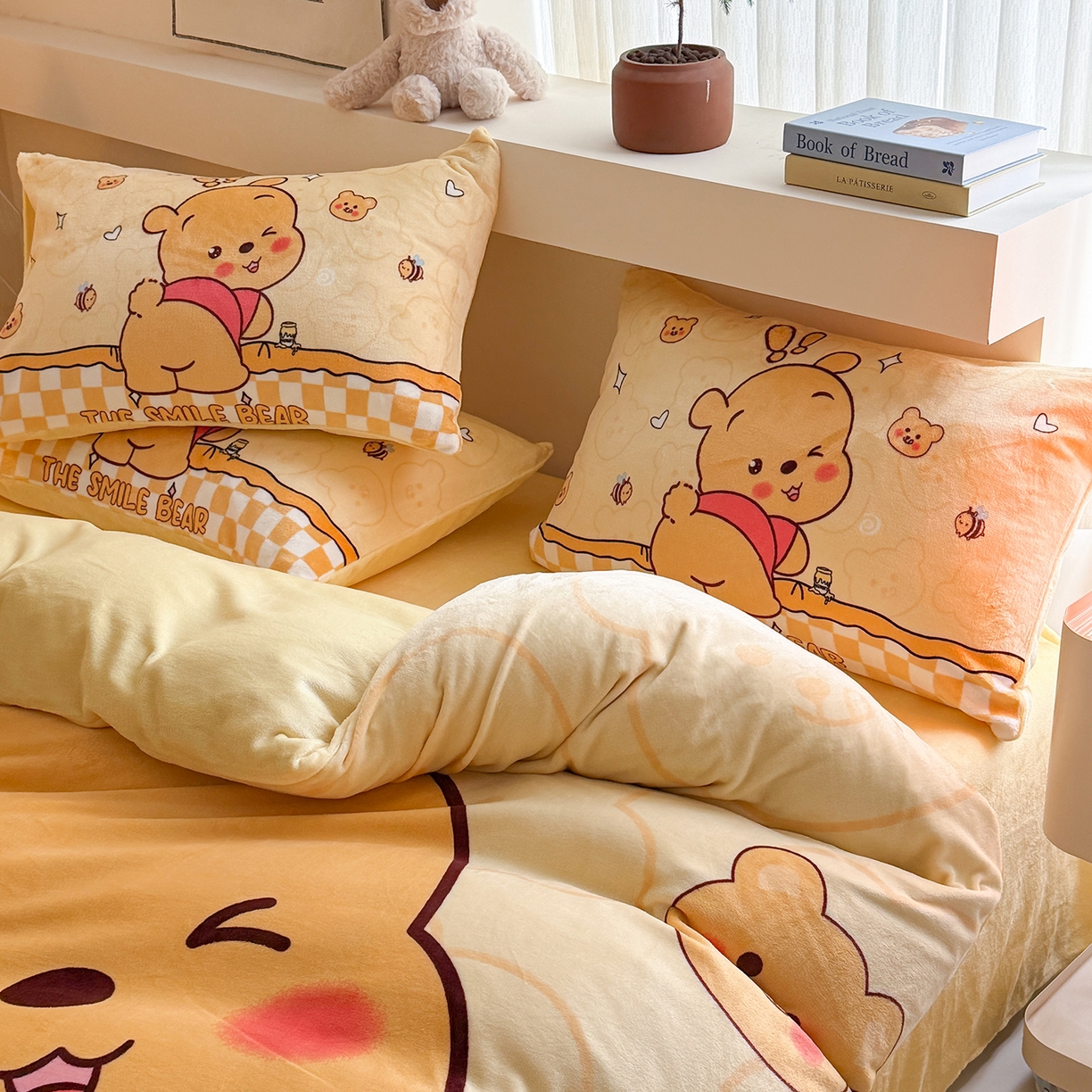 91家纺网 家纺一手货源 找家纺 悦织湾家纺 2025新款大版卡通印花牛奶绒四件套儿童床绒套件学生宿舍单双人床上用品三四件套 搞怪小熊