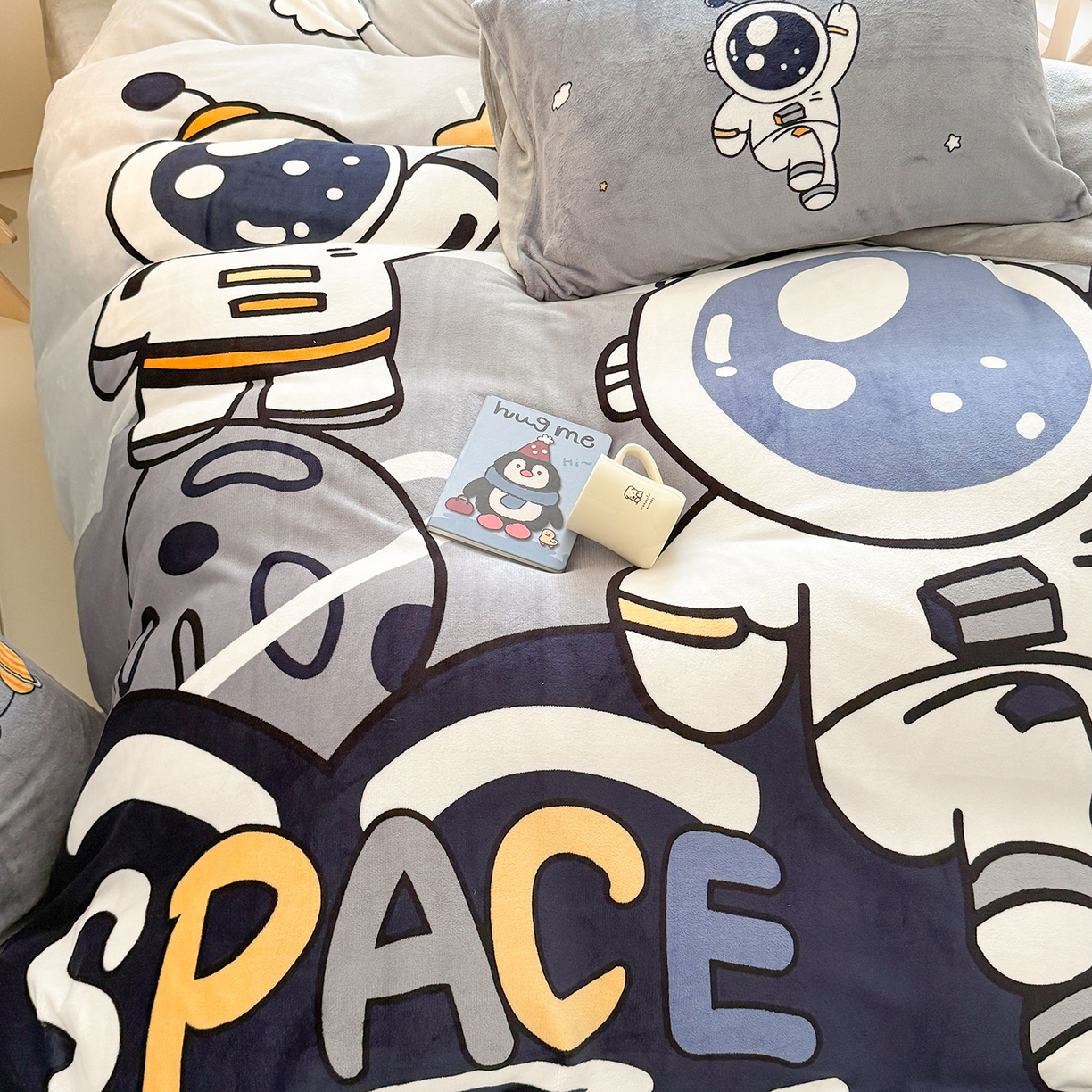 91家纺网 家纺一手货源 找家纺 悦织湾家纺 2025新款大版卡通印花牛奶绒四件套儿童床绒套件学生宿舍单双人床上用品三四件套 遨游太空