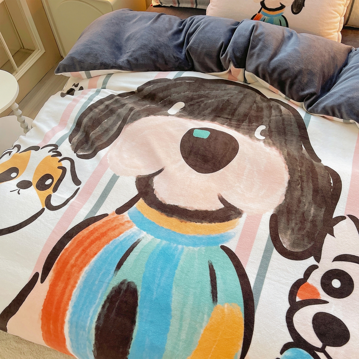 91家纺网 家纺一手货源 找家纺 炫拼家纺 2025新款大版数码印花卡通高克重牛奶绒四件套 乔治汪汪