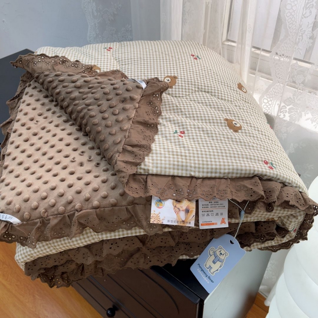 91家纺网 家纺一手货源 找家纺 暖居 2025新款纯棉花边款春秋豆豆被四季通用 熊头格子