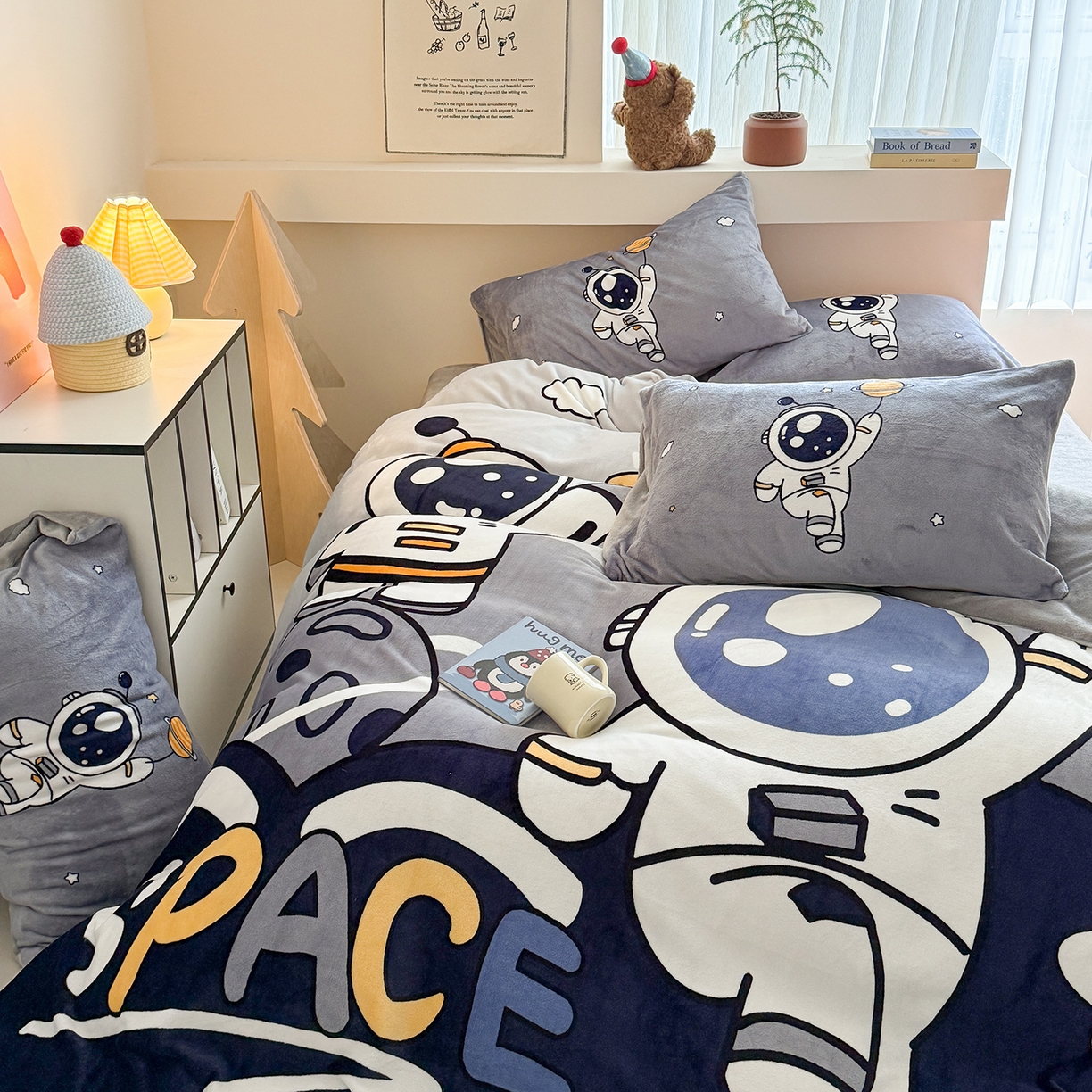 91家纺网 家纺一手货源 找家纺 悦织湾家纺 2025新款大版卡通印花牛奶绒四件套儿童床绒套件学生宿舍单双人床上用品三四件套 遨游太空