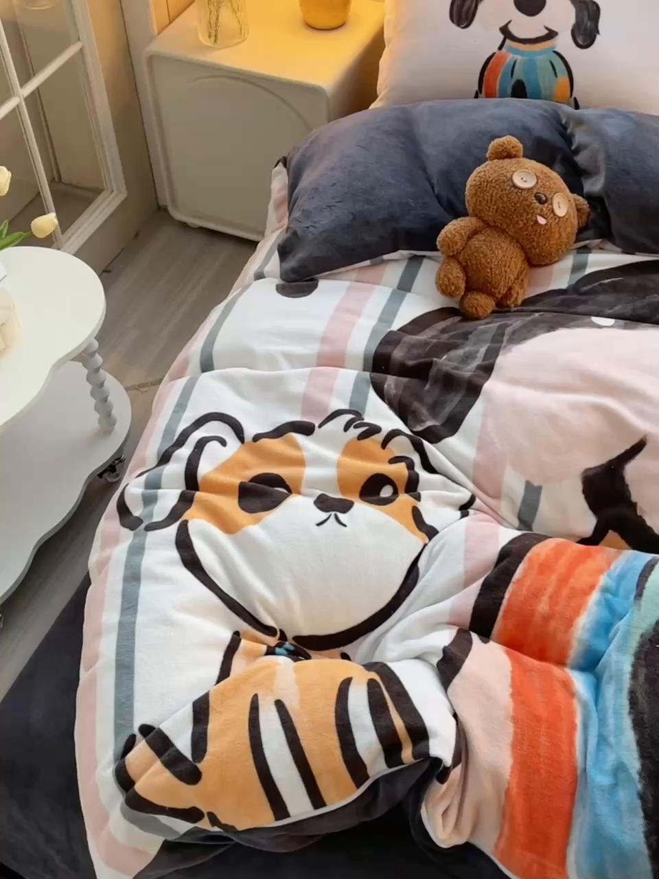 91家纺网 家纺一手货源 找家纺 炫拼家纺 2025新款大版数码印花卡通高克重牛奶绒四件套 乔治汪汪