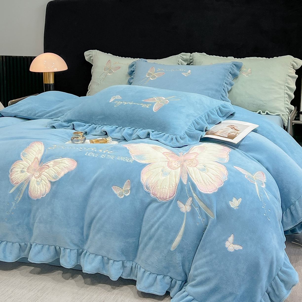 91家纺网 家纺一手货源 找家纺 （总）悦织湾家纺 2025新款230克9.5斤重牛奶绒宝宝绒贴布绣四件套蝴蝶款高密保暖轻奢时尚床上用品四件套