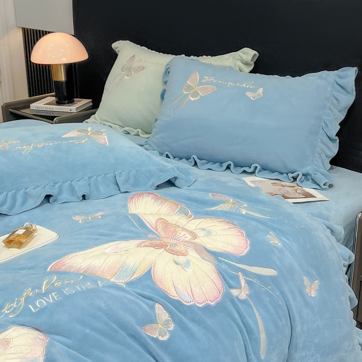 91家纺网 家纺一手货源 找家纺 （总）悦织湾家纺 2025新款230克9.5斤重牛奶绒宝宝绒贴布绣四件套蝴蝶款高密保暖轻奢时尚床上用品四件套