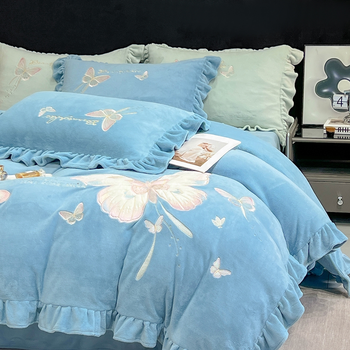 91家纺网 家纺一手货源 找家纺 （总）悦织湾家纺 2025新款230克9.5斤重牛奶绒宝宝绒贴布绣四件套蝴蝶款高密保暖轻奢时尚床上用品四件套