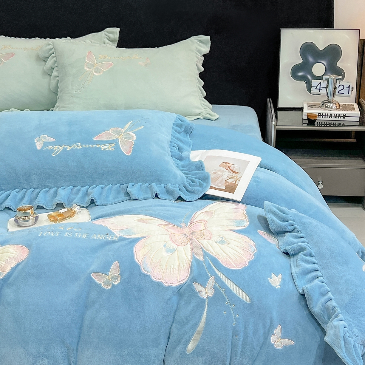 91家纺网 家纺一手货源 找家纺 （总）悦织湾家纺 2025新款230克9.5斤重牛奶绒宝宝绒贴布绣四件套蝴蝶款高密保暖轻奢时尚床上用品四件套