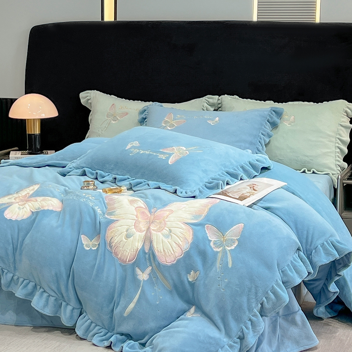 91家纺网 家纺一手货源 找家纺 （总）悦织湾家纺 2025新款230克9.5斤重牛奶绒宝宝绒贴布绣四件套蝴蝶款高密保暖轻奢时尚床上用品四件套