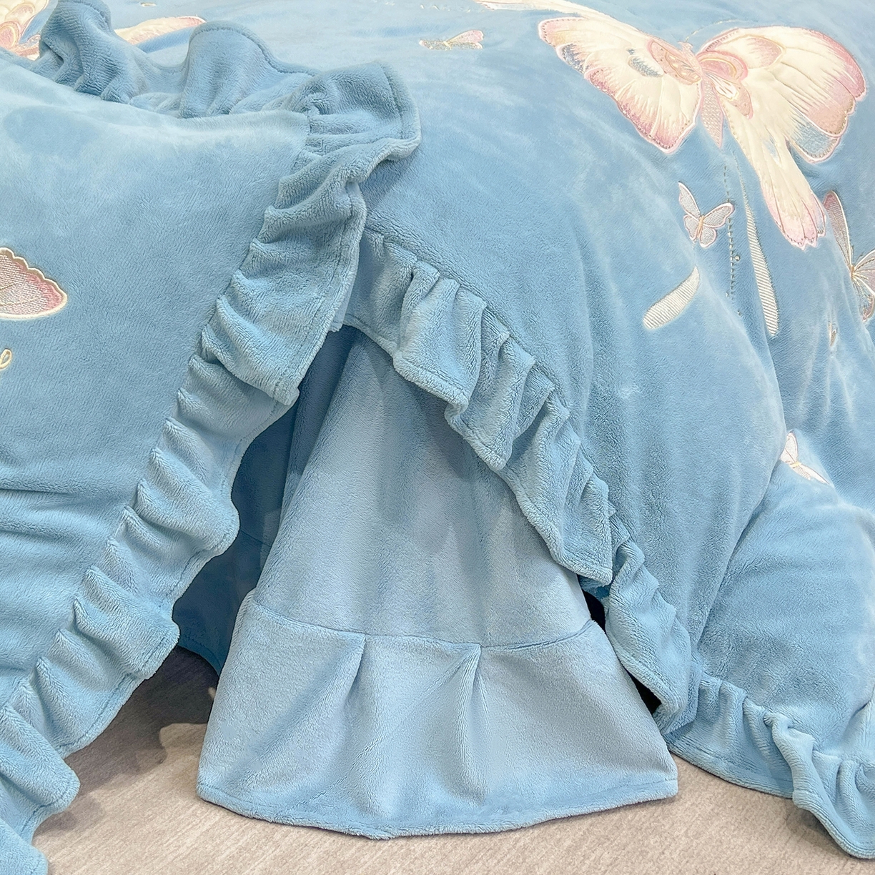 91家纺网 家纺一手货源 找家纺 （总）悦织湾家纺 2025新款230克9.5斤重牛奶绒宝宝绒贴布绣四件套蝴蝶款高密保暖轻奢时尚床上用品四件套