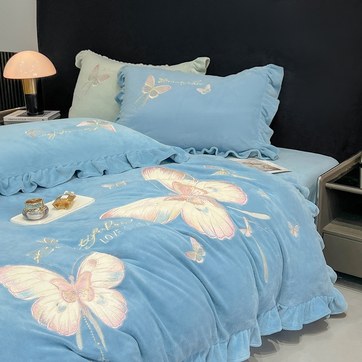 91家纺网 家纺一手货源 找家纺 （总）悦织湾家纺 2025新款230克9.5斤重牛奶绒宝宝绒贴布绣四件套蝴蝶款高密保暖轻奢时尚床上用品四件套