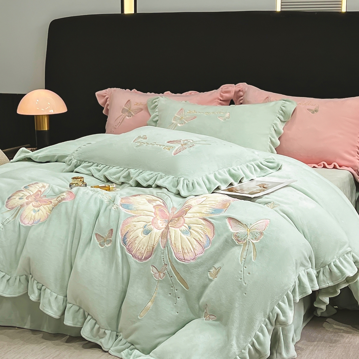 91家纺网 家纺一手货源 找家纺 悦织湾家纺 2025新款230克9.5斤重牛奶绒宝宝绒贴布绣四件套蝴蝶款高密保暖轻奢时尚床上用品四件套 蝴蝶-草兰