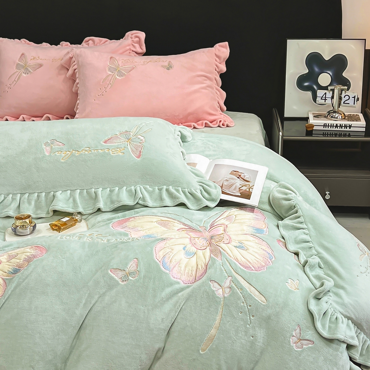 91家纺网 家纺一手货源 找家纺 悦织湾家纺 2025新款230克9.5斤重牛奶绒宝宝绒贴布绣四件套蝴蝶款高密保暖轻奢时尚床上用品四件套 蝴蝶-草兰