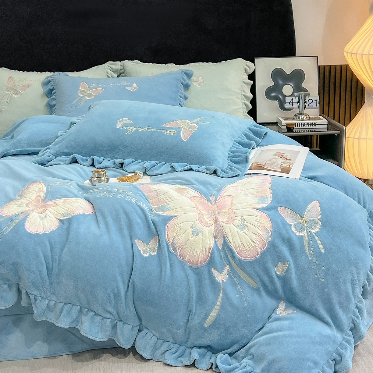 91家纺网 家纺一手货源 找家纺 （总）悦织湾家纺 2025新款230克9.5斤重牛奶绒宝宝绒贴布绣四件套蝴蝶款高密保暖轻奢时尚床上用品四件套