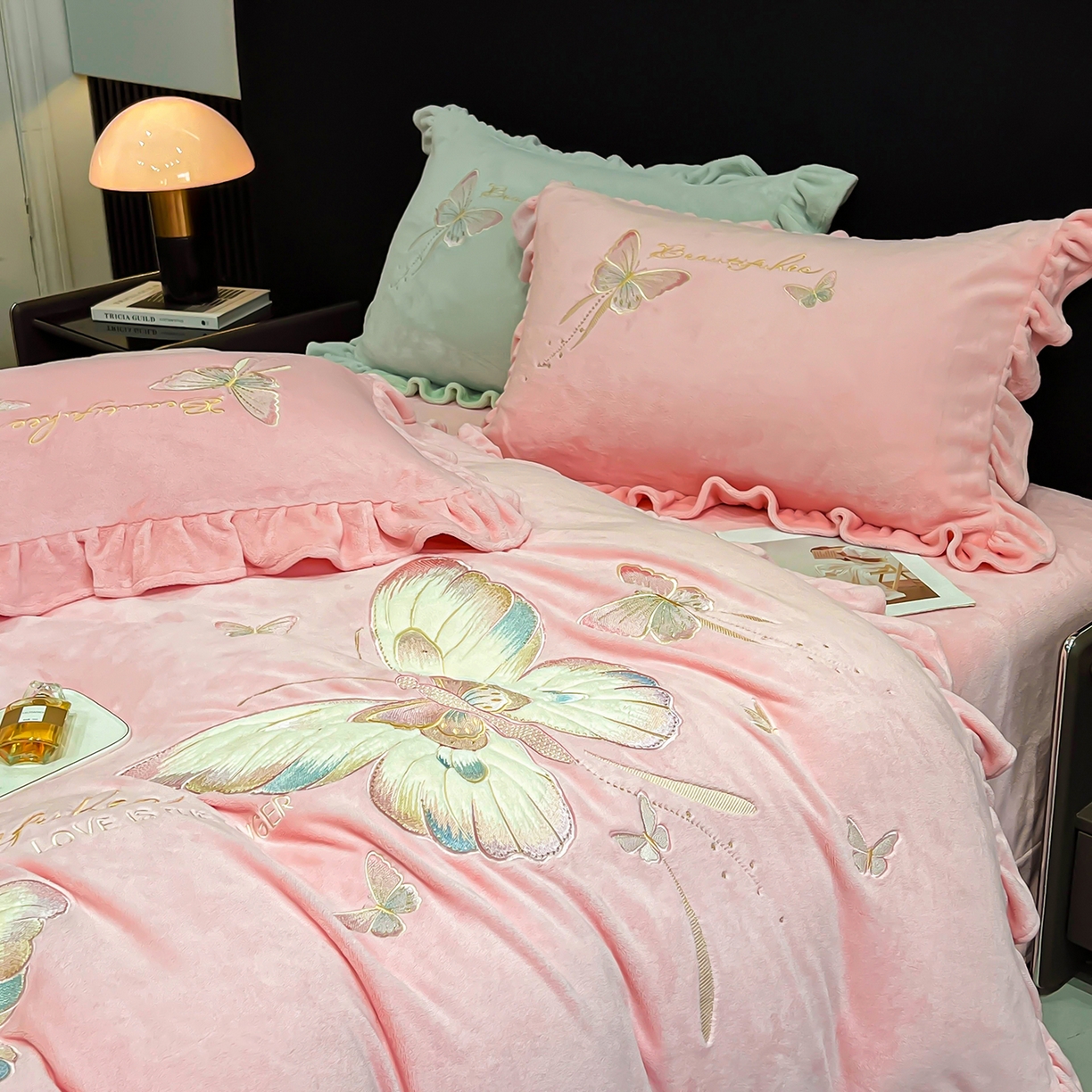 91家纺网 家纺一手货源 找家纺 悦织湾家纺 2025新款230克9.5斤重牛奶绒宝宝绒贴布绣四件套蝴蝶款高密保暖轻奢时尚床上用品四件套 蝴蝶-浅粉