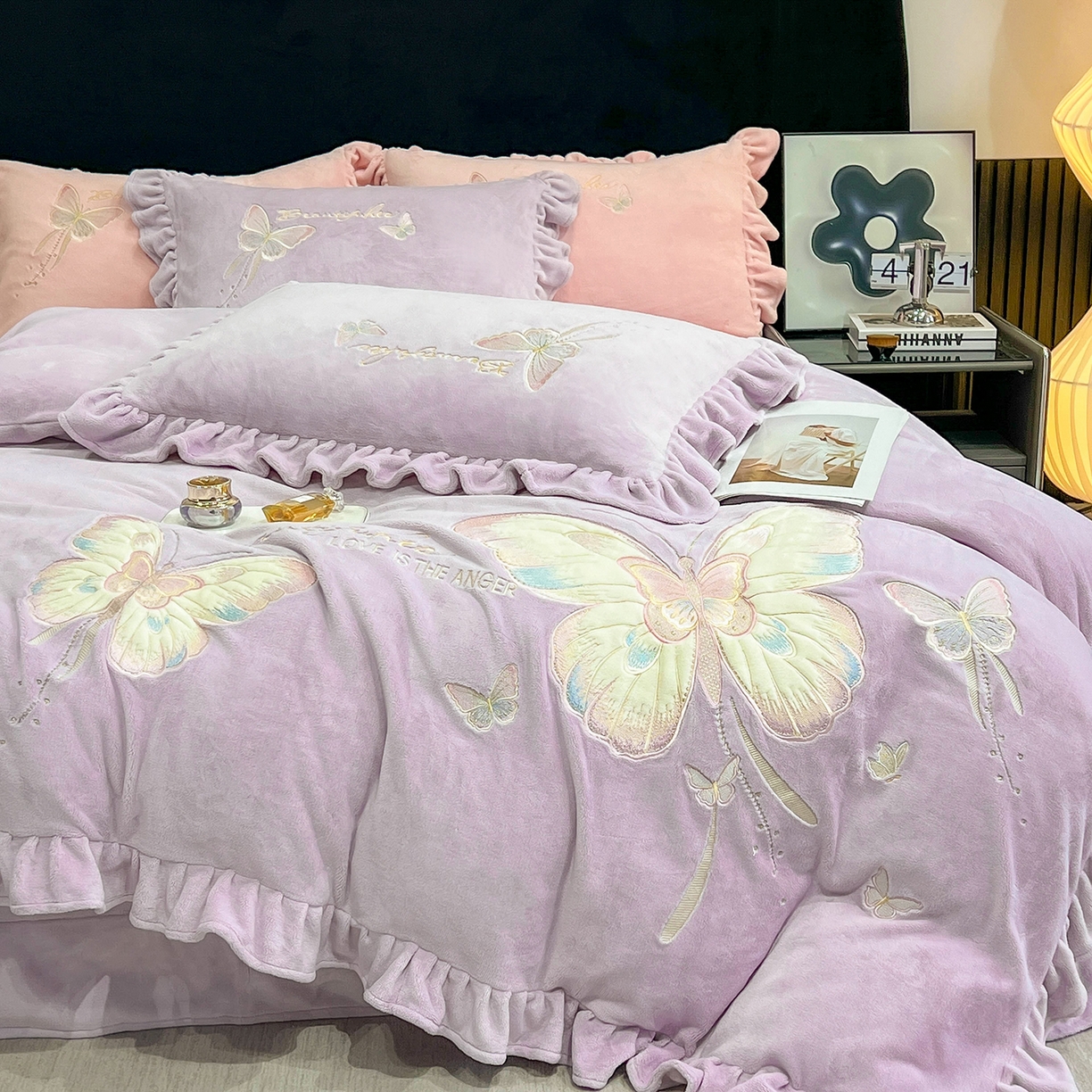 91家纺网 家纺一手货源 找家纺 悦织湾家纺 2025新款230克9.5斤重牛奶绒宝宝绒贴布绣四件套蝴蝶款高密保暖轻奢时尚床上用品四件套 蝴蝶-丁香紫