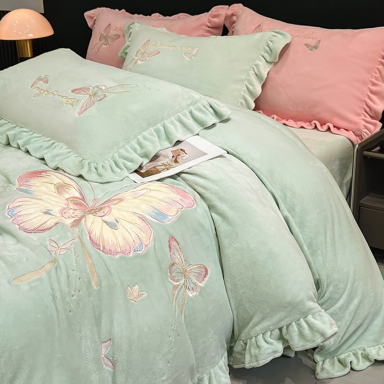 91家纺网 家纺一手货源 找家纺 悦织湾家纺 2025新款230克9.5斤重牛奶绒宝宝绒贴布绣四件套蝴蝶款高密保暖轻奢时尚床上用品四件套 蝴蝶-草兰