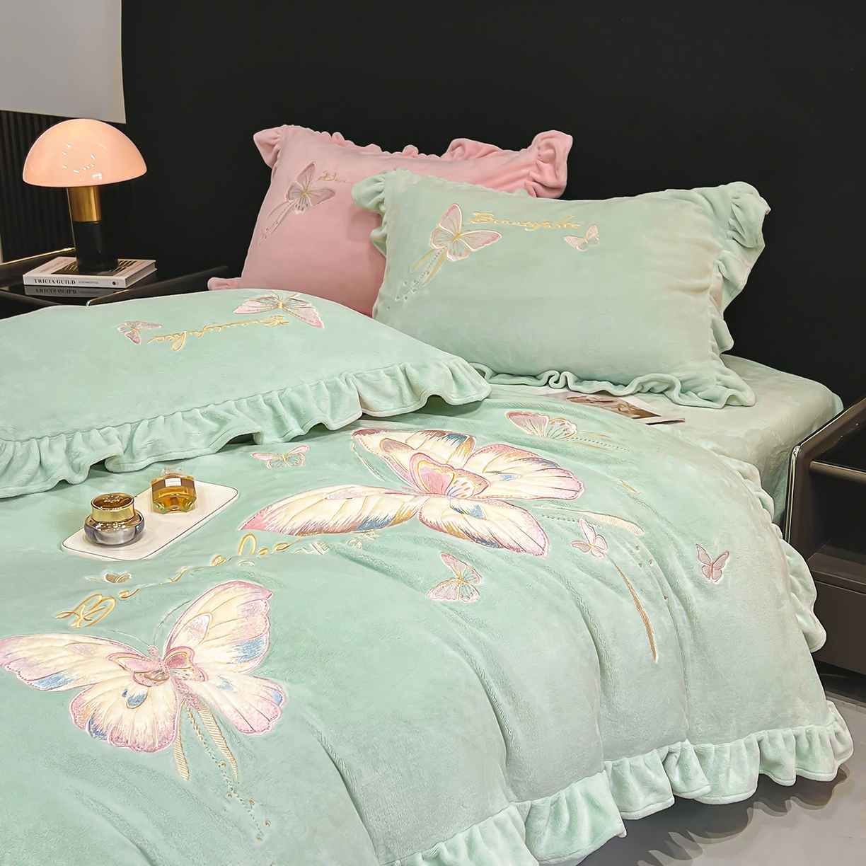 91家纺网 家纺一手货源 找家纺 悦织湾家纺 2025新款230克9.5斤重牛奶绒宝宝绒贴布绣四件套蝴蝶款高密保暖轻奢时尚床上用品四件套 蝴蝶-草兰