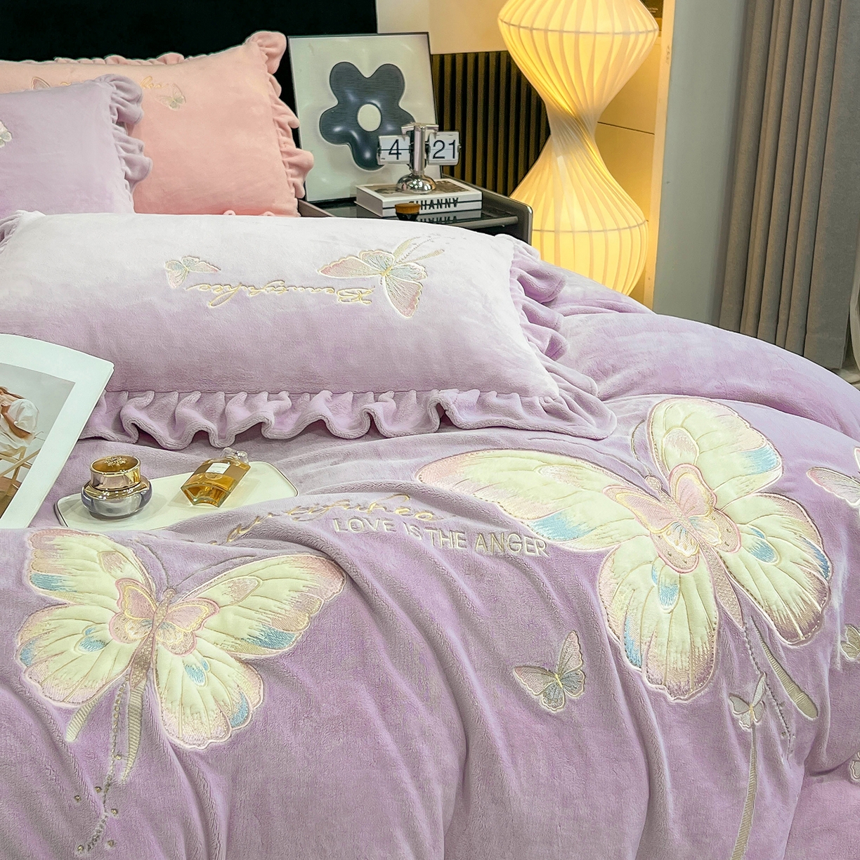 91家纺网 家纺一手货源 找家纺 悦织湾家纺 2025新款230克9.5斤重牛奶绒宝宝绒贴布绣四件套蝴蝶款高密保暖轻奢时尚床上用品四件套 蝴蝶-丁香紫
